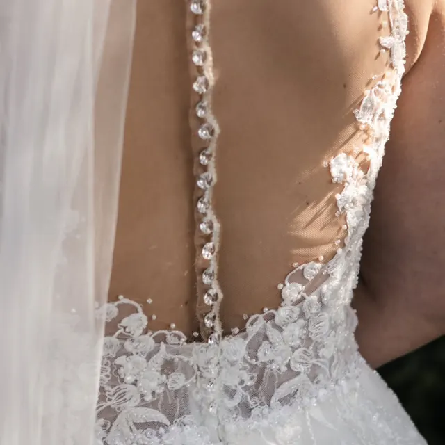 Rücken eines Brautkleids mit Spitze und Perlenknöpfen