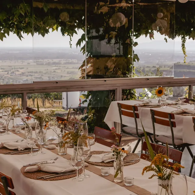 Gedeckte Hochzeitstafel mit Sonnenblumen und Blick über die Rheinebene